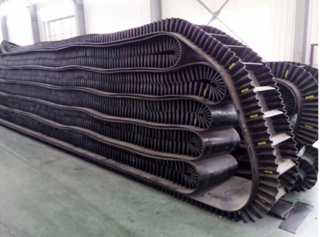 Sidewall conveyor belt for steep angle conveying