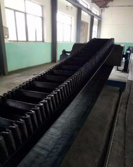 Corrugated sidewall conveyor belt with cleats