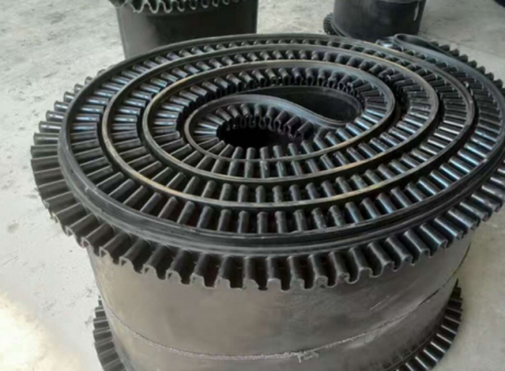 Heat resistant conveyor belt roll for industrial conveying